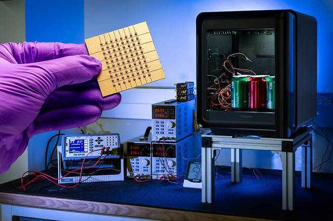 삼성전자와 존스홉킨스대학 연구팀이 개발한 나노 박막 펠티어 소자와 고효율 펠티어 냉장고ⓒ삼성전자