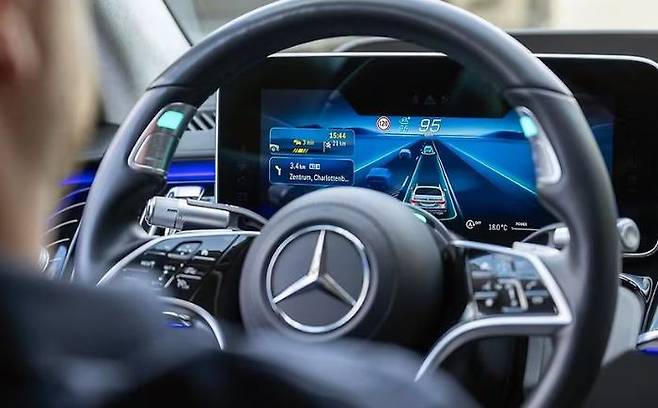 메르세데스-벤츠 ‘드라이브 파일럿’이 작동 중인 모습. ⓒ메르세데스-벤츠