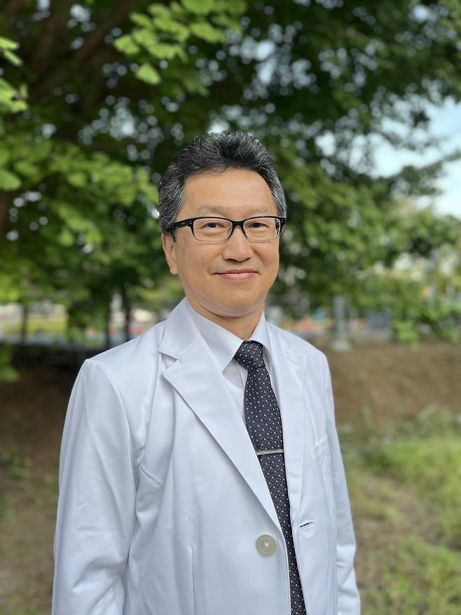 ‘직관의 폭발’ 저자 이와다테 야스오 히가시치바 메디컬센터장은 뇌세포 네트워크와 뇌종양 치료법 연구에 매진해온 일본의 뇌과학 권위자다. 그는 “AI시대에 데이터에만 의지한 의사결정은 한계가 있다”며 “뇌에 축적된 개인의 역사와 기억에서 비롯되는 직관을 키워야 한다”고 했다. 이와다테 야스오 센터장 제공