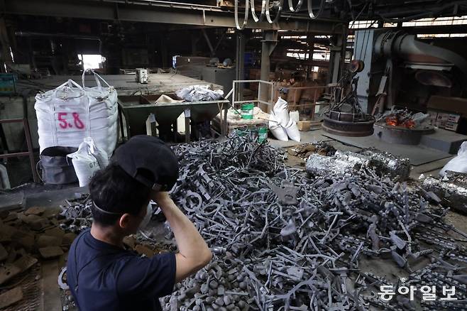 27일 오전 인천 서구의 자동차 부품 주물 업체인 부천주물 공장에서 한 직원이 가동 중지된 전기로를 바라보고 있다. 부천주물 측은 “전기료 절감 차원에서 전기로를 사용하지 않을 때나 점심시간에는 전기로가 꺼지지 않을 만큼의 최소 전력만으로 가동하고 있다”고 설명했다. 인천=박형기 기자 oneshot@donga.com