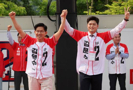 지난 5월30일 김문수 국민의힘 제21대 대선후보가 경기 가평군청평시계탑 광장에서 열린 유세에서 김용태(오른쪽) 비상대책위원장과 함께 시민들에게 지지를 호소하고 있다.<연합뉴스 사진>