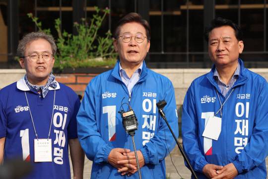 더불어민주당 이재명 대선 후보가 30일 강원도 원주시 반곡동 원주행복마당에에서 유세를 마친 뒤 취재진의 질문에 답하고 있다. 연합뉴스.