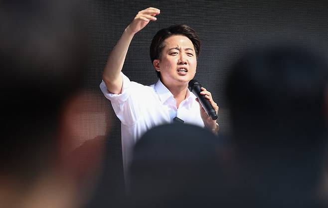 이준석 개혁신당 대통령 후보가 1일 경기 화성시 동탄호수공원을 찾아 지지를 호소하고 있다. 뉴스1