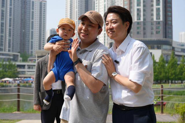 이준석 개혁신당 대선 후보가 1일 경기도 화성시 동탄호수공원에서 시민과 기념촬영을 하고 있다. 개혁신당 제공