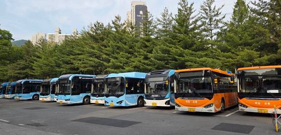 지난달 31일 경남 창원시 성산구 대방동 시내버스 회차장에 파업으로 멈춰선 버스들이 줄지어 서 있다. 연합뉴스