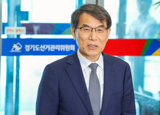 노태악 중앙선관위원장이 1일 오후 경기 수원시 영통구 경기도선거관리위원회를 방문해 사전우편투표함 보관상황 점검에 앞서 발언하고 있다. 뉴스1