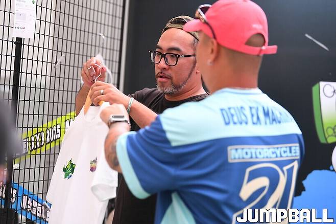 ▲아니나 다를까, 커스텀 존은 많은 인파와 함께 대회장 최고 인기 부스로 우뚝 섰다.