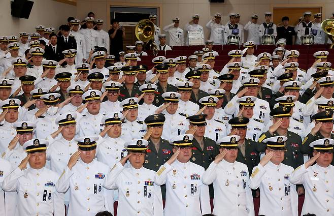 경북 포항시 해군 항공사령부 강당에서 1일 엄수된 ‘해군 P-3CK 917호기 순직자 영결식’에서 해군 장병들이 경례하고 있다. 연합뉴스