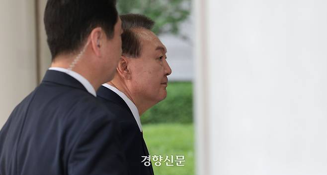 윤석열 전 대통령이 지난달 26일 서울 서초구 서울중앙지방법원에서 열린 내란 우두머리 혐의ㆍ직권남용 권리행사 방해 혐의 사건 5차 공판에 출석하고 있다. 사진공동취재단