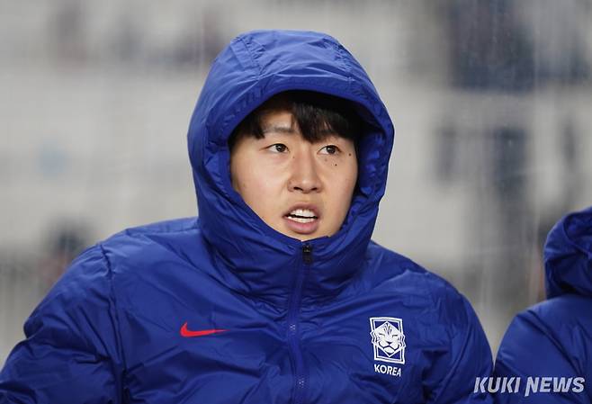 이강인이 20일 경기 고양종합운동장에서 열린 '국제축구연맹(FIFA) 북중미 월드컵 아시아 3차 예선' 조별리그 B조 7차전 오만전 벤치에 앉아 있다. 유희태 기자
