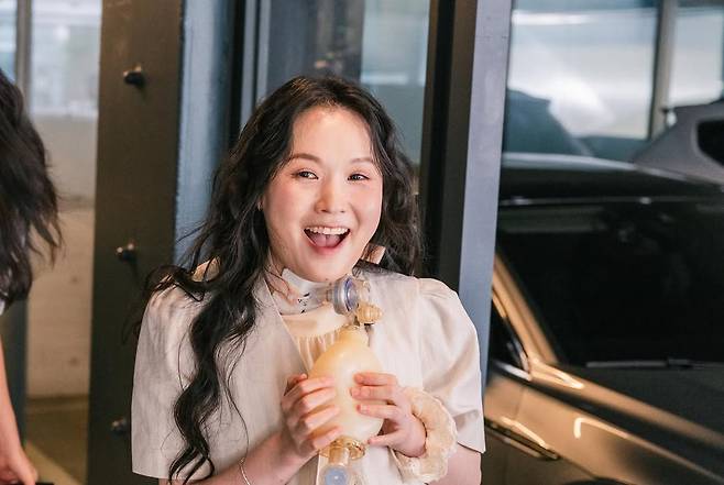 동생 주영씨 결혼식을 위해 21년 만의 첫 외출을 감행한 김 작가가 지난 8월 결혼식장에 도착해 함박웃음을 짓고 있다. 김 작가 인스타그램 캡처