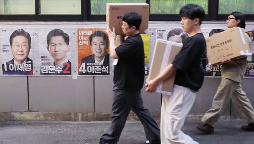 제21대 대통령선거 사전투표 둘째 날인 지난 5월 30일 서울 중구 소공동주민센터에 마련된 사전투표소에서 사전투표사무원들이 관내 사전투표함과 관외 사전투표지를 이송하고 있다. 연합뉴스