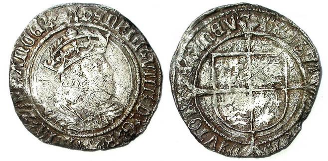 헨리 8세 시절 은화. 형편없는 은 함유로 악명 높았다.
The Trustees of the British Museum