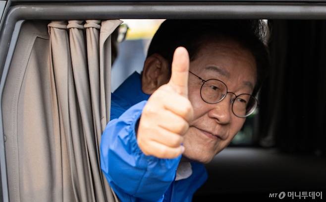 (세종=뉴스1) 이재명 기자 = 이재명 더불어민주당 대통령 후보가 31일 세종시 나성동 나무그늘광장에서 열린 유세를 마친 후 이동하고 있다. 2025.5.31/뉴스1 Copyright (C) 뉴스1. All rights reserved. 무단 전재 및 재배포, AI학습 이용 금지. /사진=(세종=뉴스1) 이재명 기자