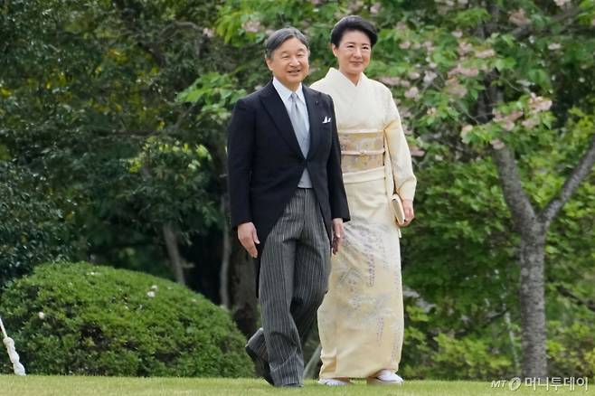 (도쿄 AFP=뉴스1) 우동명 기자 = 나루히토 일왕과 마사코 왕비가 22일 (현지시간) 도쿄 아카사카 왕실 정원에서 열린 봄 가든 파티에 도착을 하고 있다. 2025.04.23 ⓒ AFP=뉴스1 Copyright (C) 뉴스1. All rights reserved. 무단 전재 및 재배포, AI학습 이용 금지. /사진=(도쿄 AFP=뉴스1) 우동명 기자