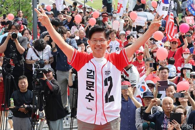 (수원=뉴스1) 이광호 기자 = 김문수 국민의힘 대통령 후보가 1일 오전 경기 수원시 수원컨벤션센터 광장에서 열린 유세에서 시민들에게 인사하고 있다. 2025.6.1/뉴스1 Copyright (C) 뉴스1. All rights reserved. 무단 전재 및 재배포, AI학습 이용 금지. /사진=(수원=뉴스1) 이광호 기자