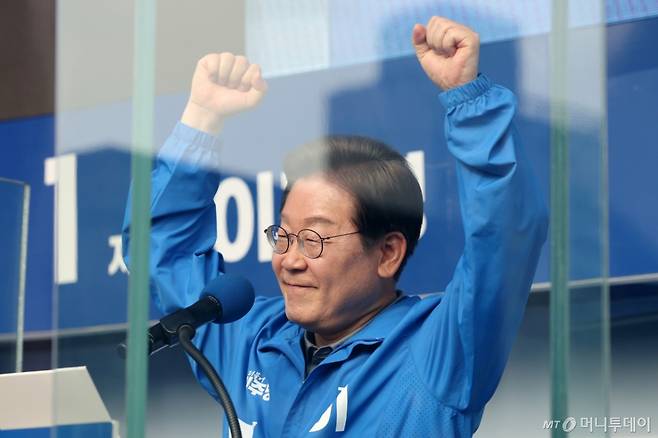 (울산=뉴스1) 이재명 기자 = 이재명 더불어민주당 대통령 후보가 1일 오전 울산 동구 일산해수욕장 로터리에서 시민들에게 지지를 호소하고 있다. (공동취재) 2025.6.1/뉴스1 Copyright (C) 뉴스1. All rights reserved. 무단 전재 및 재배포, AI학습 이용 금지.