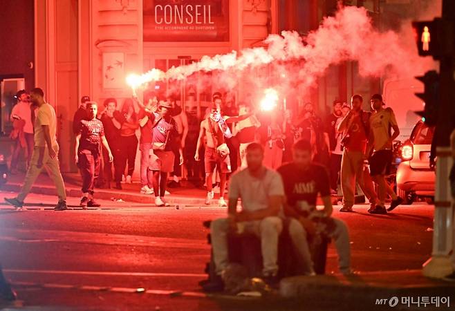 프랑스 리그1 파리생제르맹(PSG)이 유럽축구연맹(UEFA) 챔피언스리그(UCL)에서 우승한 가운데 1일(현지시간) 오전 프랑스 파리에서 팬들이 조명탄을 들고 모여 있다. /파리 AFP=뉴스1