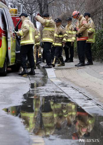소방대원들이 지난 2020년 3월19일 서울 노원구 상계동 수락산에서 발생한 산불 진화를 완료한 뒤 잠시 휴식을 취하고 있다. /사진=뉴시스