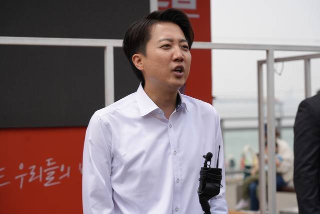 이준석 개혁신당 대선 후보가 5월 31일 인천 중구 월미도에서 취재진 질문에 답하고 있다. 개혁신당 제공