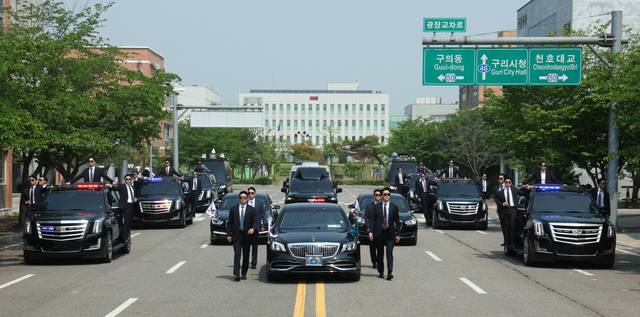 대통령경호처 경호관들이 탑승한 차량들이 5월 27일 서울 강서구 경호안전교육원에서 제21대 대통령 취임식을 앞두고 취임식 차량 퍼레이드 훈련을 하고 있다. 대통령실통신사진기자단