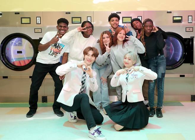 미국 고교생들이 한국관광공사 하이커그라운드에서 K-스타일을 체험한뒤 기념 촬영을 하고 있다.