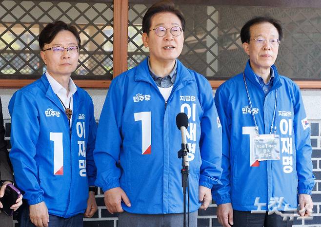 이재명 더불어민주당 대통령 후보가 1일 오전 경북 안동시 웅부공원에서 유세를 마치고 취재진의 질문에 답변하고 있다. 안동=류영주 기자