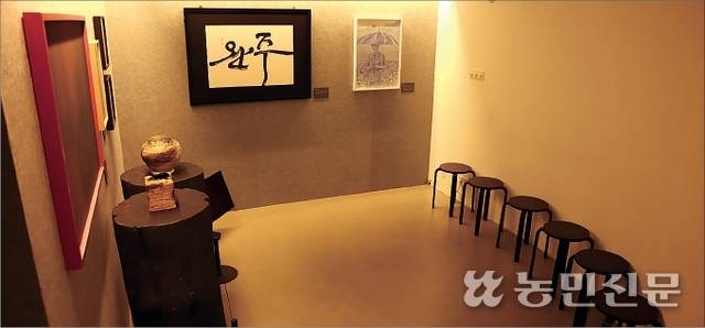 불이 꺼지기 전의 전시장. 관객은 어둠 속에서 듣는 소설의 일부분을 감상할 수 있다.