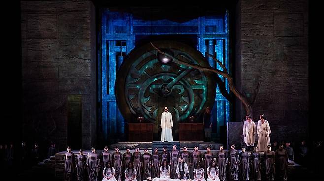 신작 오페라 ‘더 라이징 월드(The Rising World): 물의 정령’의 한 장면. 왕국 궁정에서 물귀신 들린채 누워있는 공주를 장인이 살펴보며 구할 방도를 찾고 있다. 예술의전당 제공