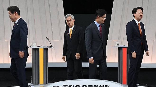 더불어민주당 이재명·민주노동당 권영국·국민의힘 김문수·개혁신당 이준석 대선 후보가 27일 서울 마포구 상암동 MBC 스튜디오에서 진행된 정치 분야 TV토론회에 앞서 포즈를 취한 후 자리로 향하고 있다. 국회사진기자단