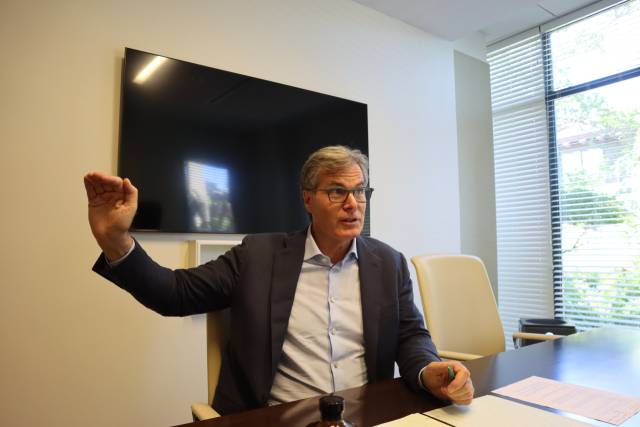 스콧 샌델 NEA 총괄 회장이 2023년 미국 실리콘밸리 먼로파크 샌드힐로드에 있는 NEA 본사에서 NEA의 비전을 설명하고 있다. /실리콘밸리=정혜진기자