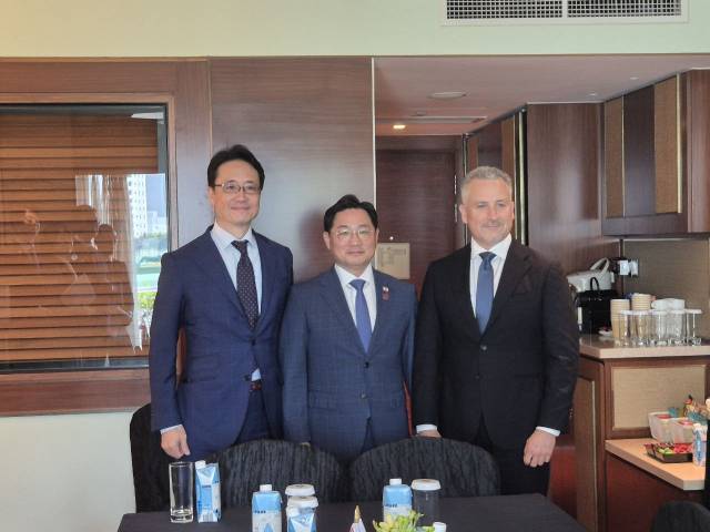 야마토 타로(왼쪽부터) 일본 방위정책국장, 조창래 국방부 국방정책실장, 휴 제프리 호주 국방부 전략·정책·산업 실장이 1일 싱가포르 샹그릴라 호텔에서 3자 회담을 마치고 기념사진을 촬영하고 있다. 사진제공=국방부