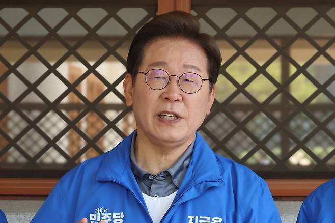 1일 이재명 더불어민주당 대선 후보가 선거를 이틀 앞두고 '험지 공략'에 나선 고향인 경북 안동시의 웅부공원에서 열린 유세를 마친 뒤 취재진의 질문에 답하고 있다. ⓒ연합뉴스