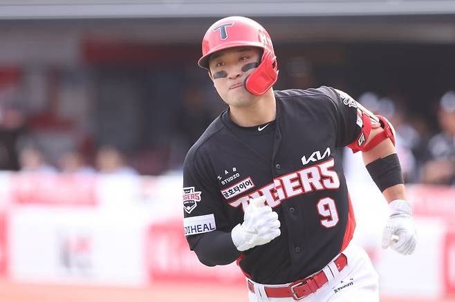 KIA 윤도현이 1일 수원KT위즈파크에서 열린 KT와 원정경기 1회초 좌월 솔로포를 터트린 뒤 홈을 밟고 있다. 사진제공|KIA 타이거즈