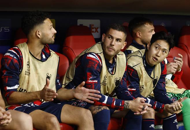 챔피언스리그 결승전에서 벤치에 앉아있는 이강인(왼쪽에서 세 번째). 뮌헨 | 로이터연합뉴스