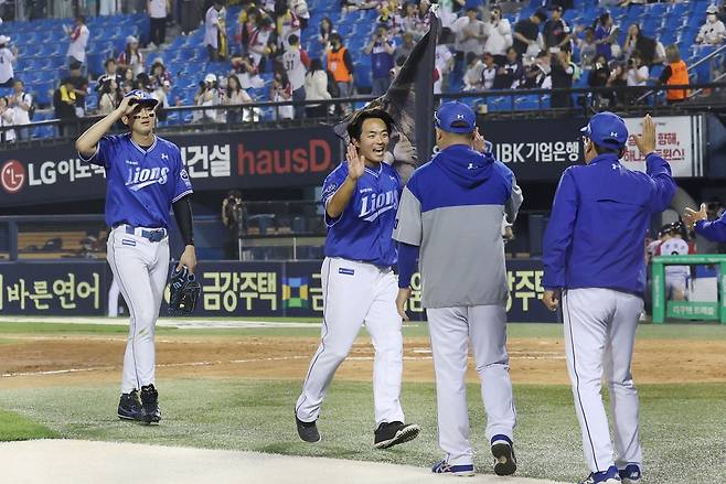 1일 잠실구장에서 열린 LG와의 경기를 마치고 삼성 김태훈과 하이파이브하는 박진만 감독. 삼성 라이온즈 제공