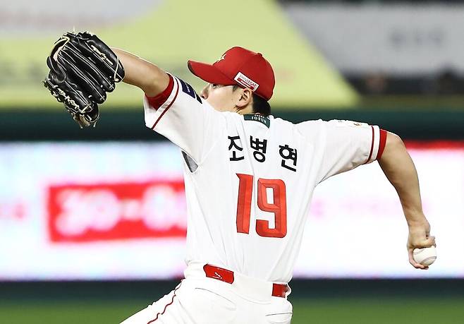 ▲ 조병현은 31일 사직 롯데전에서 1이닝 동안 15개의 공을 모두 직구로 던져 롯데 타선을 잠재웠다 ⓒSSG랜더스