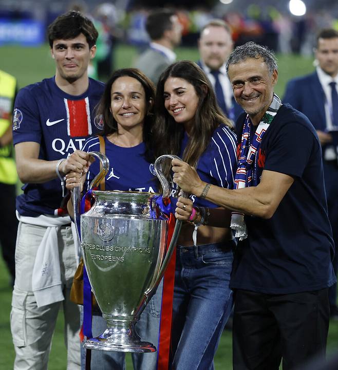 ▲ 파리 생제르맹(PSG)이 사상 첫 유럽축구연맹(UEFA) 챔피언스리그(UCL) 우승을 확정하자 PSG 응원석엔 거대한 현수막이 펼쳐졌다. 깃발을 꽂는 루이스 엔리케 PSG 감독과 PSG 유니폼을 입은 한 소녀가 함께 있는 그림이 통천에 담겼다. 이 소녀는 엔리케 감독의 막내딸 사나다. 다만 10년 만에 다시 맞은 UCL 우승 세리머니 현장에 사나는 없었다. 사나는 2019년 3월 골육암 판정을 받았다. 그해 8월 29일, 아홉살의 나이에 짧은 여행을 마치고 아빠 곁을 떠났다. 엔리케 감독은 지난해 '사나 재단'을 설립해 같은 종양 질병을 앓는 아이를 돕고 있다. ⓒ 연합뉴스