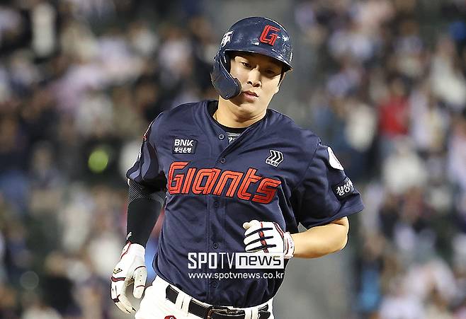 ▲ 1일 사직 SSG전에서 아쉬운 병살타로 땅을 친 나승엽 ⓒ곽혜미 기자