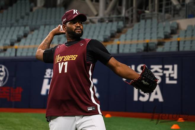 도미니카 공화국 출신 우완 라울 알칸타라가 키움 히어로즈 소속으로 1일 서울 고척스카이돔에서 열리는 2025 신한 SOL Bank KBO리그 두산 베어스와의 팀 간 8차전에 선발등판, KBO리그 복귀전을 치른다. 사진 키움 히어로즈