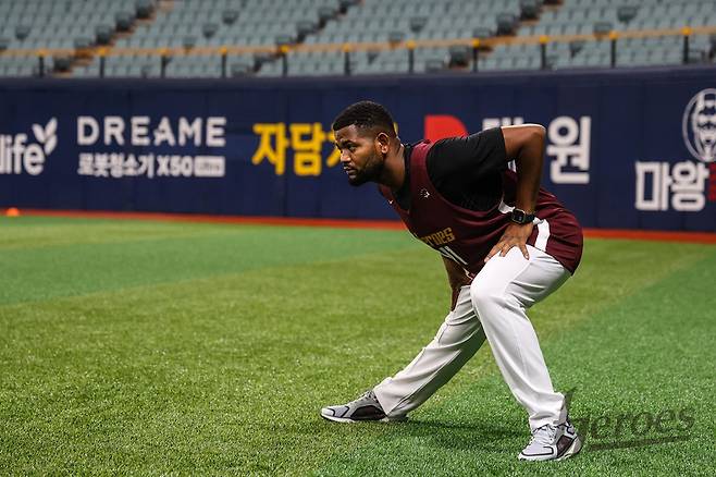 도미니카 공화국 출신 우완 라울 알칸타라가 키움 히어로즈 소속으로 1일 서울 고척스카이돔에서 열리는 2025 신한 SOL Bank KBO리그 두산 베어스와의 팀 간 8차전에 선발등판, KBO리그 복귀전을 치른다. 사진 키움 히어로즈