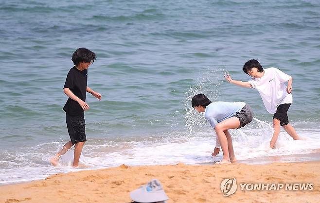 한 달여 남은 해수욕장 개장 (속초=연합뉴스) 류호준 기자 = 5월 27일 오후 강원 속초 해수욕장에서 관광객들이 물놀이하고 있다.
강원 동해안 해수욕장은 6월 28일 강릉 경포 해수욕장을 시작으로 순차적으로 개장한다. 2025.5.27 ryu@yna.co.kr