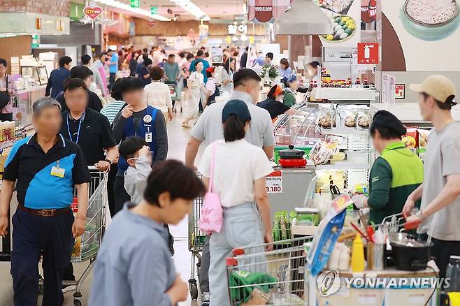 서민 물가 부담 (서울=연합뉴스) 진연수 기자 = 경기 침체 속에 물가가 뜀박질하고 있다. 소비자가 피부로 느끼는 장바구니 물가는 더욱 치솟고 있다. 올해 먹거리 물가를 끌어올린 것은 봇물 터지듯 한 식품기업들의 가격 인상이다. 한국소비자원이 집계한 주요 가공식품 가격은 최근 1년 새 적잖게 오른 것으로 나타났다. 지난 4월 소비자가 많이 구매하는 식품 34개 품목 중 24개의 가격이 1년 전보다 평균 7.1% 올랐다.
사진은 1일 서울의 한 대형마트에서 장을 보는 시민들. 2025.6.1 jin90@yna.co.kr