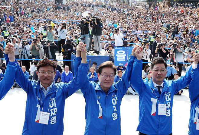 ▲ 더불어민주당 이재명 대선 후보가 막바지 '험지 공략'에 나선 1일 울산광역시 일산해수욕장 앞에서 두 팔을 들어올리며 승리를 다짐하고 있다. /연합뉴스