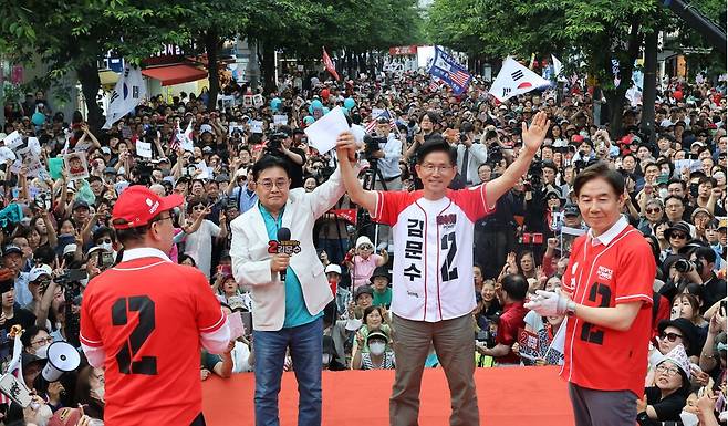 ▲ 국민의힘 김문수 대선 후보가 1일 서울 서대문구 신촌역에서 열린 집중유세에서 지지를 호소하고 있다. /연합뉴스