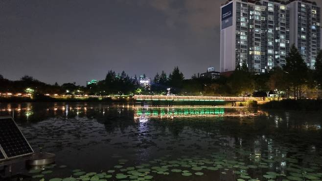 화성특례시 봉담호수공원 전망대에 LED 조명이 환하게 공원을 밝히고 있다. 사진=화성특례시청