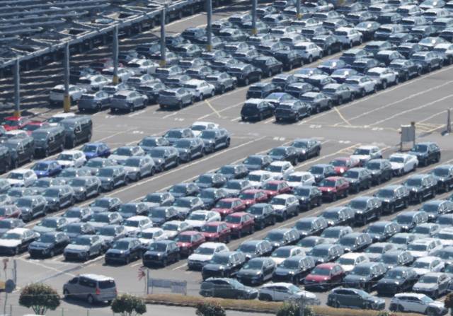 현대자동차 울산공장 수출선적부두 옆 야적장에 완성차가 대기하고 있다. 연합뉴스