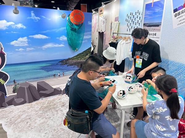 태왁만들기 체험을 하고 있는 가족단위 관람객.<사진=제주관광공사>