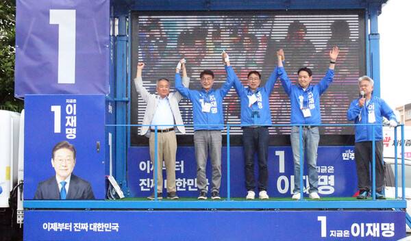2일 낮 제주시 민속오일시장에서 진행된 더불어민주당 제주선거대책위원회 유세. ⓒ헤드라인제주