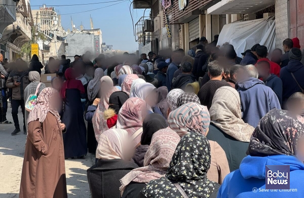 전면 봉쇄 조치 전 구호물품 배급을 받기 위해 세이브더칠드런 구호 창고 앞에 모여든 가자지구 주민들. ⓒ세이브더칠드런